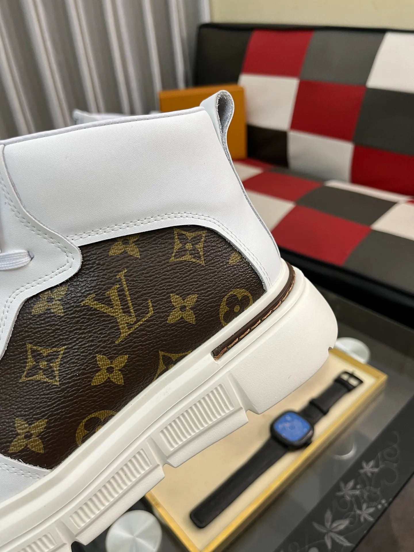 Men's shoes 💰420⌚️⌚️《Louis vuitton/LV Louis Vuitton》original quality.~ Unique modern style sneakers. 🏃A must-have casual shoe for trendy men😍😍 Original brand imported from Italy, imported original leather, cow lining (refuses to discolor and grind feet) Sole: Original sole specially provided by the original factory, French lazy style design Size: 38-442️⃣Colors available
